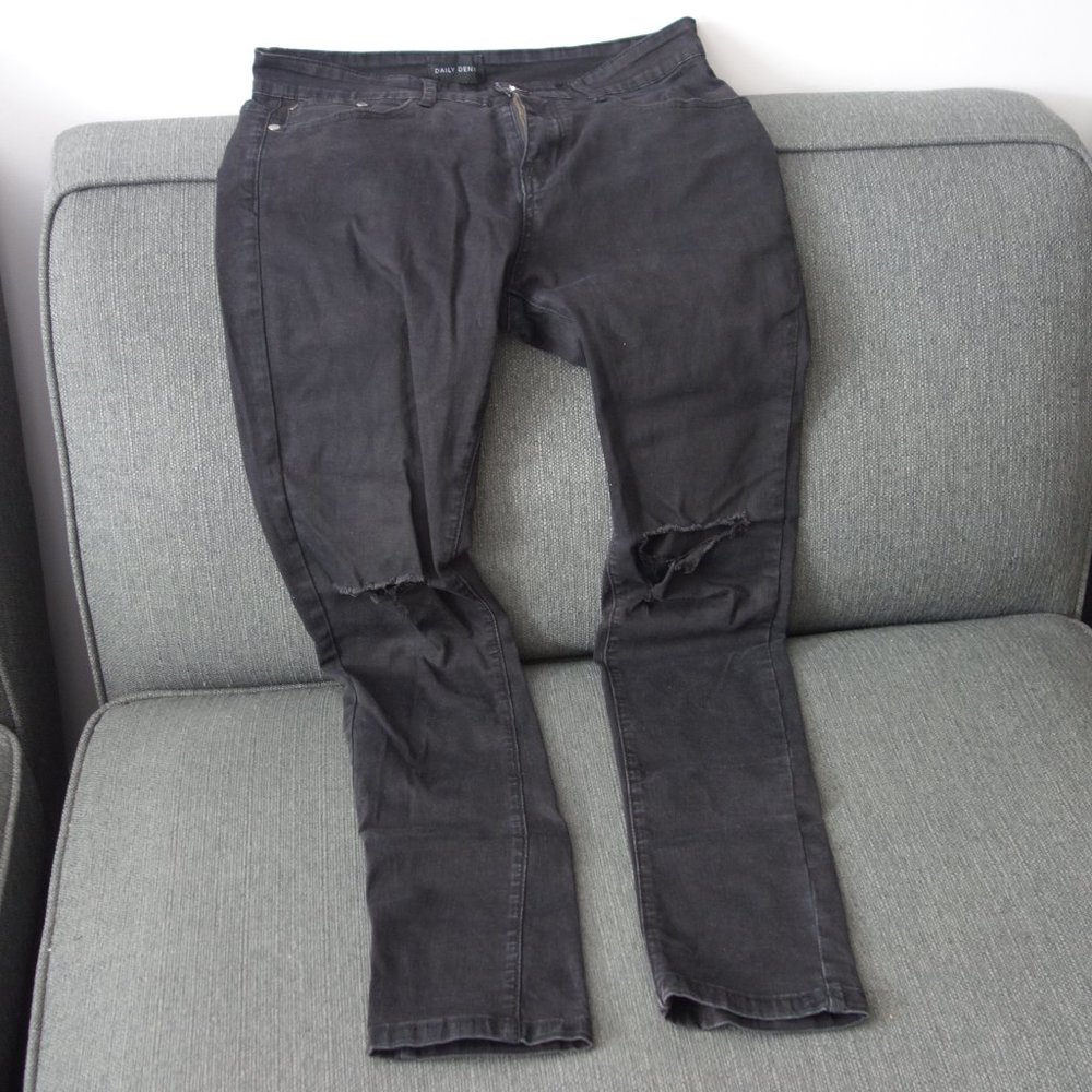 Daily Denim with Rips at the Knees Designed in Quebec Size 32 Black Pants